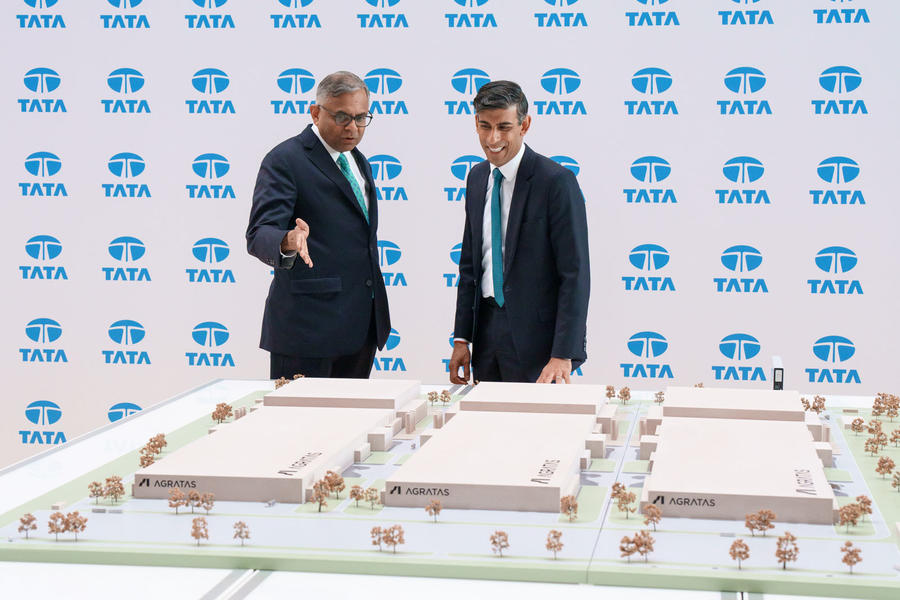 Rishi Sunak with a model of the Tata Agratas battery factory