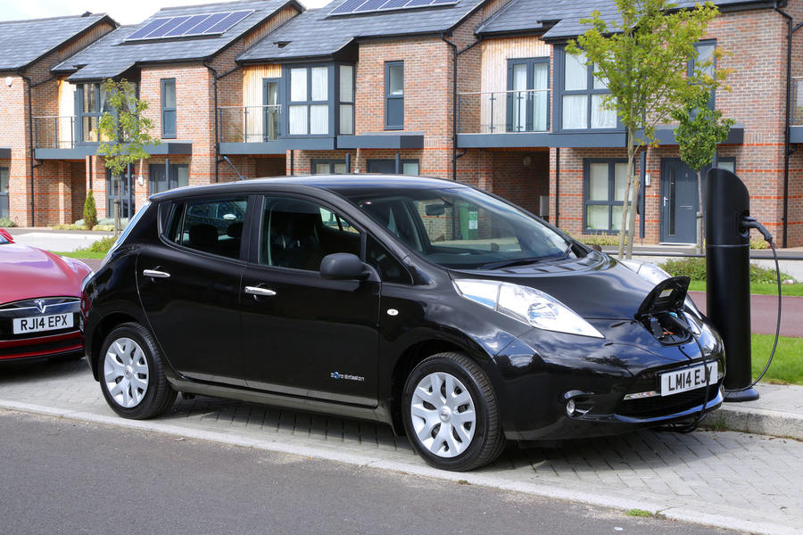 Mk1 Nissan Leaf charging at kerbside