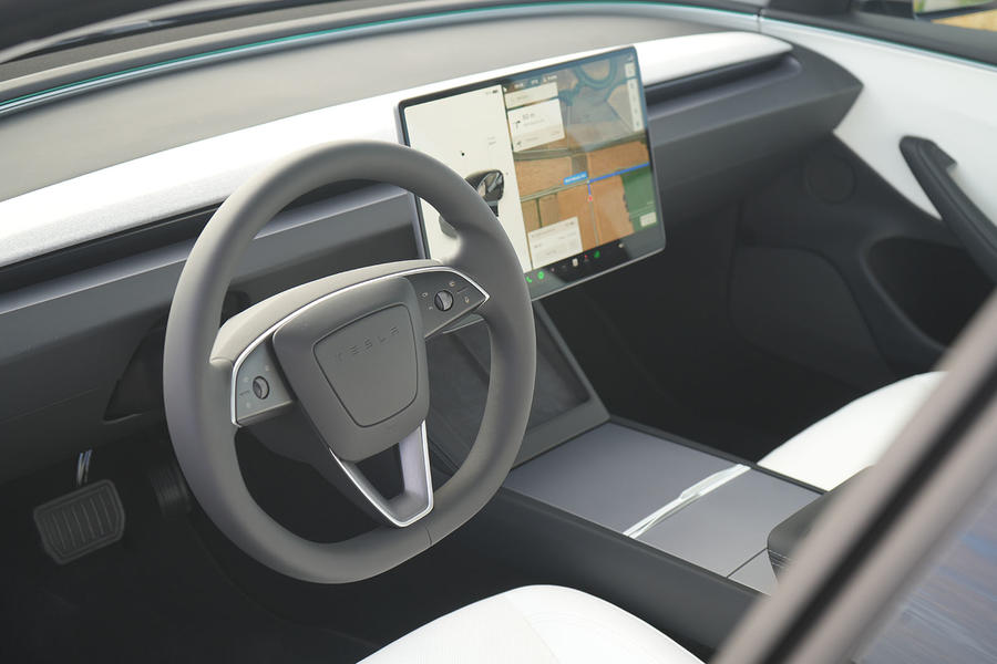 tesla-model-3-facelift-drive-2023-13-steering-wheel