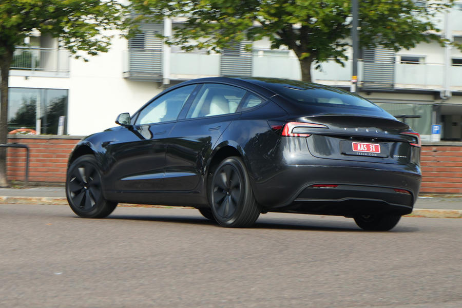 tesla-model-3-facelift-drive-2023-09-cornering-rear