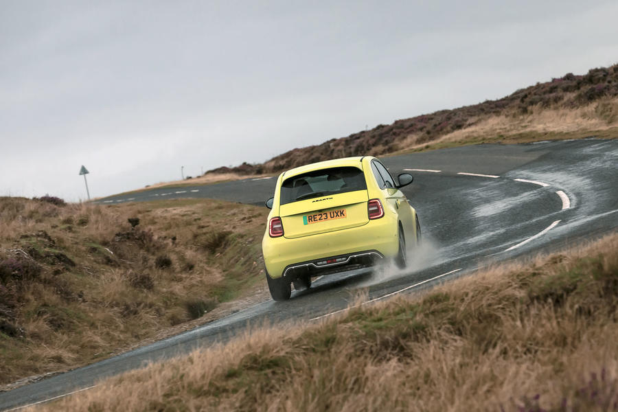 Abarth 500e cornering – rear quarter
