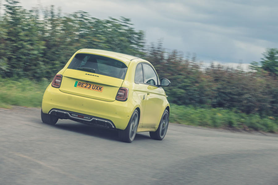 Abarth 500e rear quarter tracking