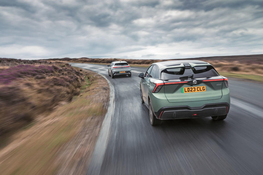 MG4 XPower following Renault Megane E-Tech – rear tracking