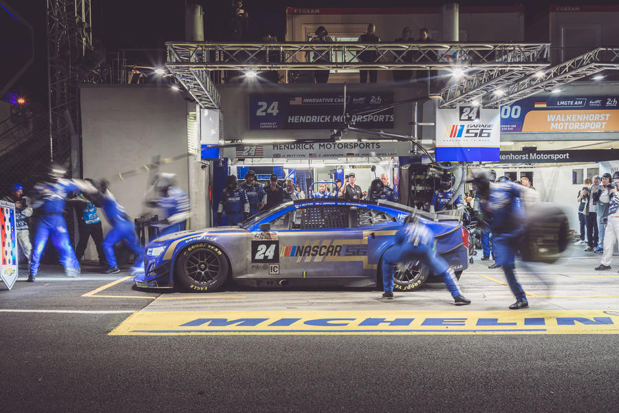 Garage24 Le Mans Nascar in pit stop – side