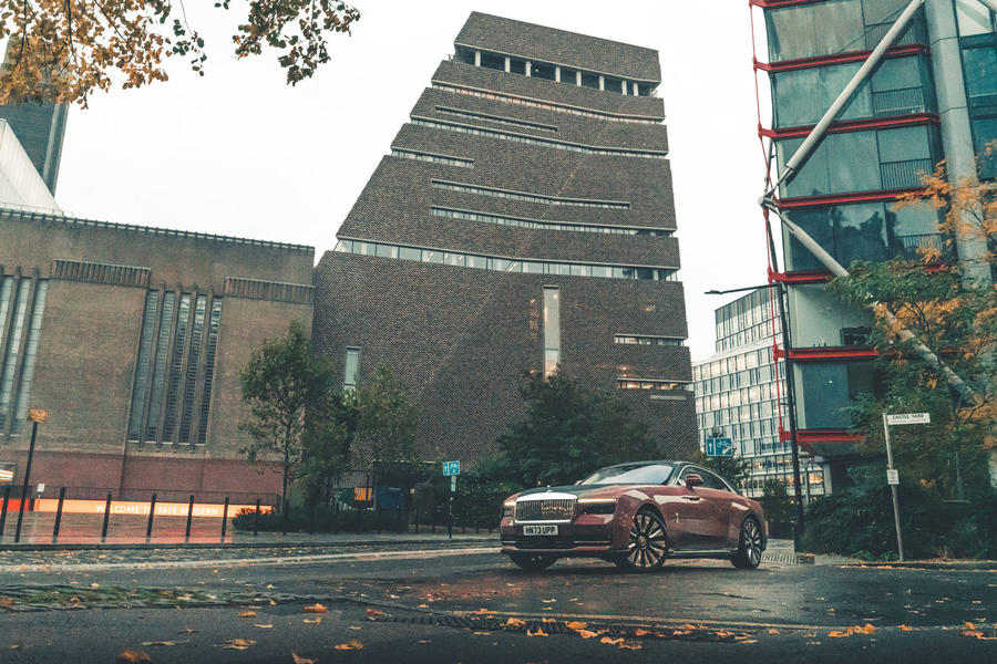 Rolls-Royce Spectre in front of the Tate Modern London – front
