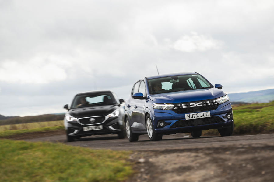 MG 3 following Dacia Sandero – front
