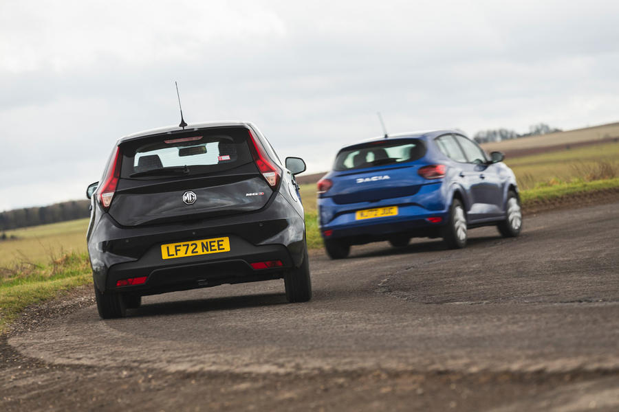 MG 3 following Dacia Sandero – rear