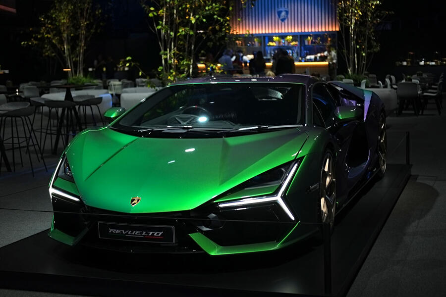 Lamborghini Revuelto front quarter